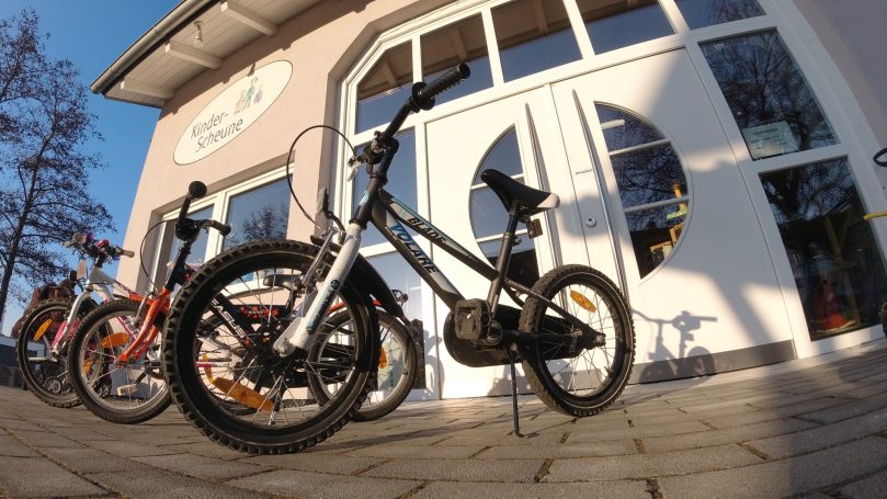 Fahrrad vor der Kinderscheune Fahrräder und Roller