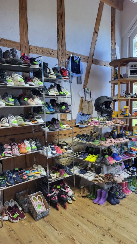 Bilder mit Ware in der Kinderscheune in Owingen Bilder mit Ware in der Kinderscheune in Owingen